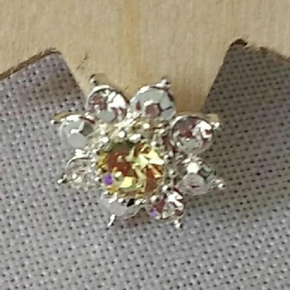Avon Yellow Floral Tac Pin 3/$20